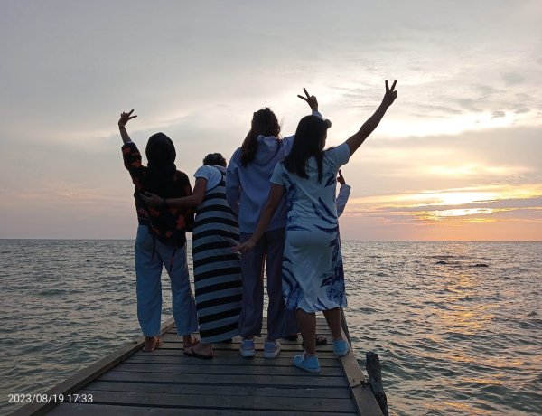 pulau lemukkutan wisata bahari terbaik di kalimantan barat