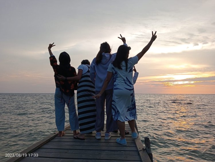 pulau lemukkutan wisata bahari terbaik di kalimantan barat