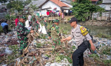Karya Bakti Bhabinkamtibmas Polsek Pebayuran Membantu Koramil 11 Pebayuran Bersihkan Sampah di Bantaran Kali 