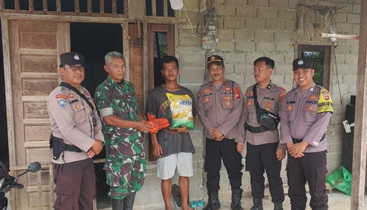 Bersinergi dalam Cooling System Pilkada 2024, TNI-Polri Salurkan Bansos di Desa Sungai Ringin