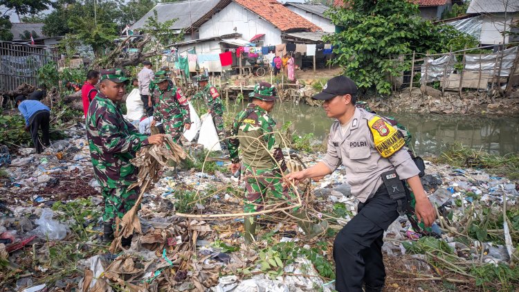 Karya Bakti Bhabinkamtibmas Polsek Pebayuran Membantu Koramil 11 Pebayuran Bersihkan Sampah di Bantaran Kali 