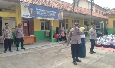 Kapolsek Pebayuran Melakukan Kunjungan Ke SMPN 1 Pebayuran, Berikan Bimbingan dan Penyuluhan Kenakalan Remaja kepada Pelajar 