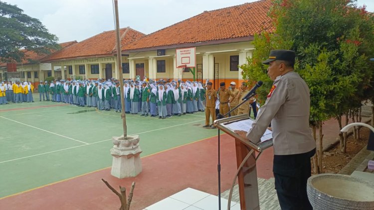 Berikan Himbauan Kepada Pelajar Kanit Binmas Polsek Tambelang Melaksanakan Kegiatan Police Goes To School 