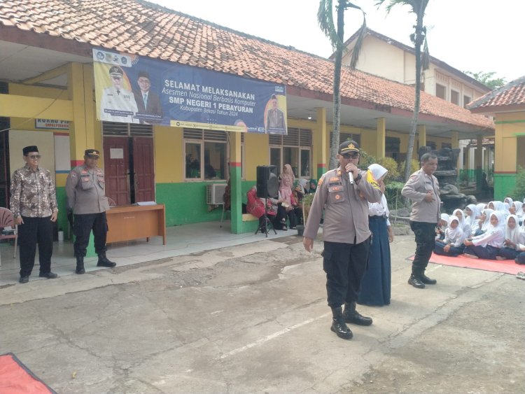 Kapolsek Pebayuran Melakukan Kunjungan Ke SMPN 1 Pebayuran, Berikan Bimbingan dan Penyuluhan Kenakalan Remaja kepada Pelajar 