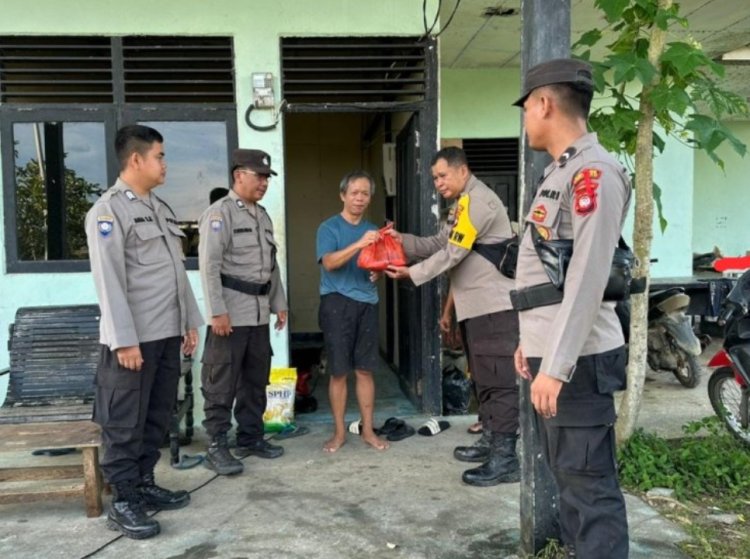 Polres Sekadau Salurkan Bantuan Sosial di Belitang Hilir Ajak Warga Sukseskan Pilkada 2024