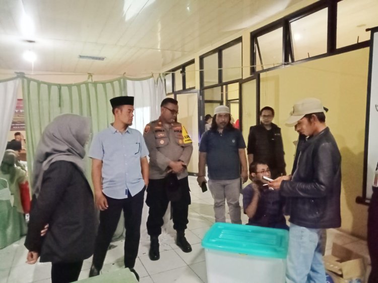 Dalam Menjaga Kamtibmas Tetap Aman dan Kondusif Forkopincam Pebayuran Melaksanakan Monitoring Rapat Pleno Terbuka 