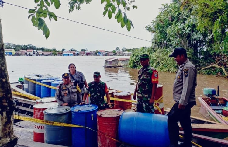 Gabungan TNI - Polri Amankan 48 Drum Solar Illegal di dusun Lallau