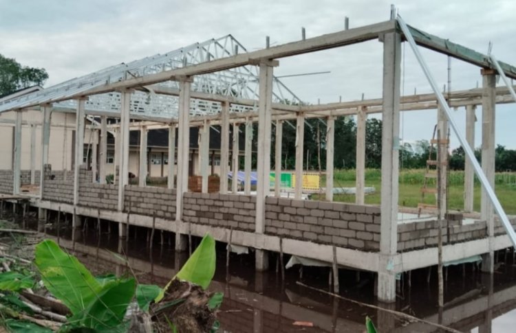 Pembangunan Ruang Kelas Baru SMK Negeri 1 Terentang Mangkrak Berbau Penyimpangan Sang Pelaksana AD Berkelit Cuaca Extrim
