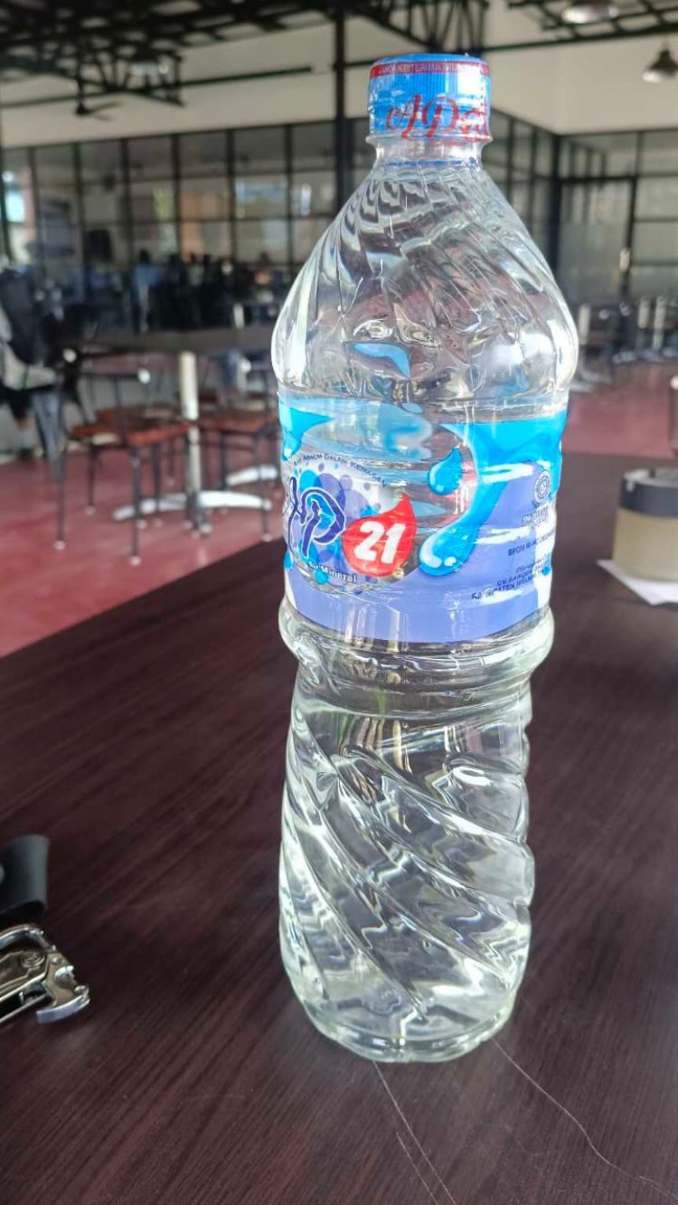 Temuan Air Meneral Dalam Botol Megandung Lumut Di Melawai 