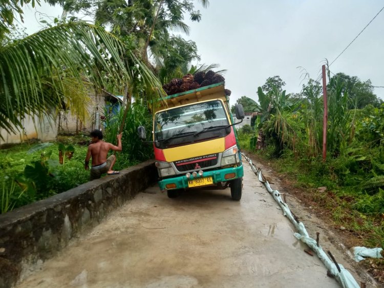 Dump Truk Bermuatan Sawit Diduga Jadi Penyebab Keretakan Proyek Rabat Beton Gang Tongkang Milik Perkim Kalbar