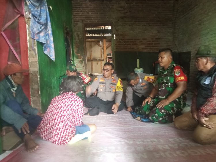 Kapolsek Pebayuran Bersama Danramil 11 Beserta Unsur Kecamatan, Menunjukkan 