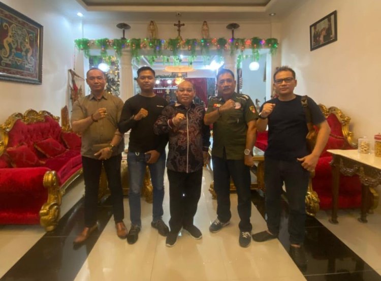 Silaturahmi Hangat: Vian Hasibuan Ketua GM GRIB Jaya DPD Kalbar Menghadiri Open House Natal di Rumah Yakobus Kumis