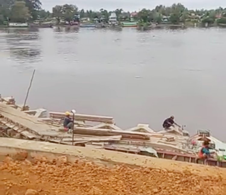 Kontraktor Diduga Abaikan K3 Pekerja Proyek Miliar Rupiah Tak Pakai Pelindung Ketua DPW PROJAMIN Kalbar Soroti Pembangunan Perkuatan Tebing Sungai Melawi