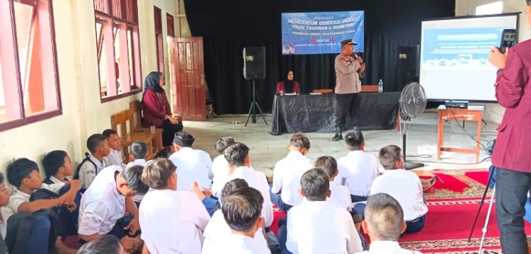 Kanit Binmas Polsek Pebayuran "Melalui Police Goes To School"Berikan Penyuluhan Kepada Siswa-Siswi MTS Darel Sofwah 