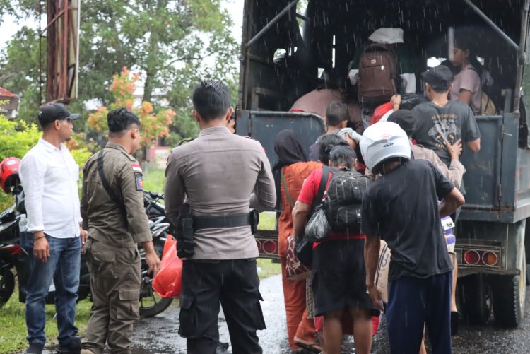 Polres Landak Antusias Fasilitasi Kepulangan Warga Pasca Banjir di Ngabang
