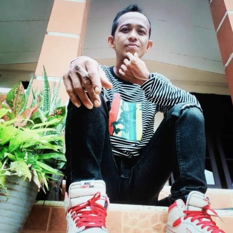 Ketua DPD LSM MAUNG asal Kapuas hulu yang kerap di sapa DEDE BLACK angkat bicara terkait jembatan Gantung Ariung Mendalam "TERBENGKALAI"