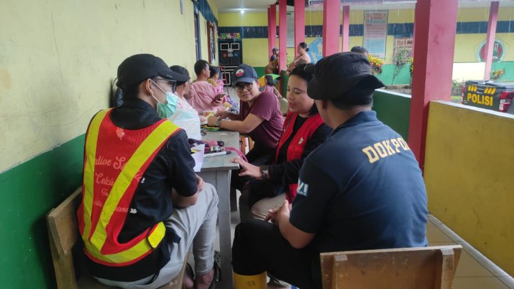 Pengecekan Banjir Penyerahan Bantuan Polres Sanggau Peduli dan Pendirian Posko Bencana di Dusun Mengkiang
