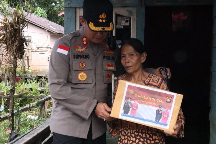 Kapolres Sanggau Salurkan Bantuan Sosial untuk Korban Banjir di Kecamatan Sekayam