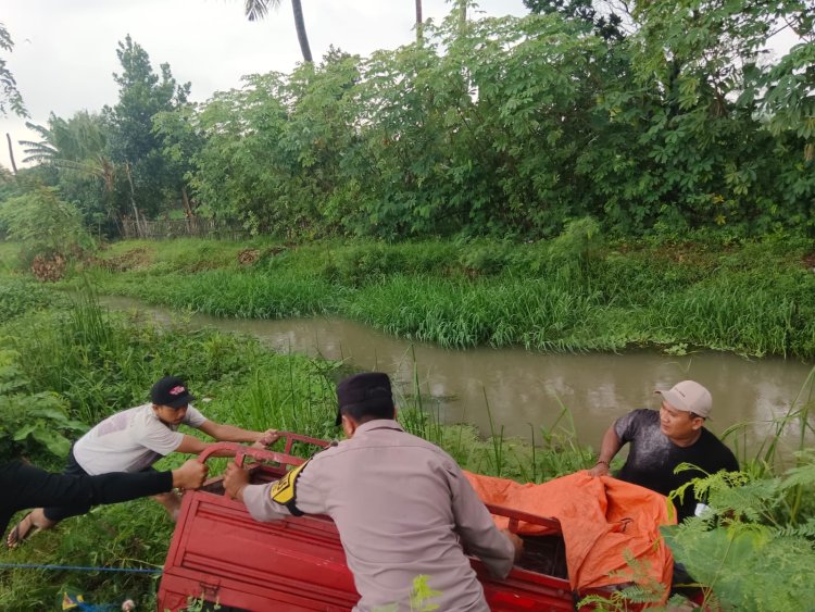Gerak Cepat.!!! Bhabinkamtibmas Desa Karangpatri Polsek Pebayuran Bantu Kendaraan Warga Terperosok ke Kali