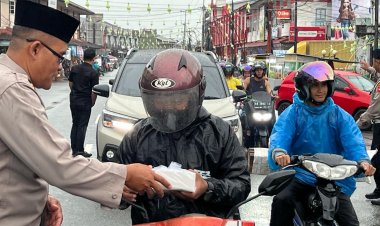 Indahnya Berbagi Satlantas dan Sat Binmas Polres Sambas Bagikan Takjil untuk Masyarakat Berbuka Puasa