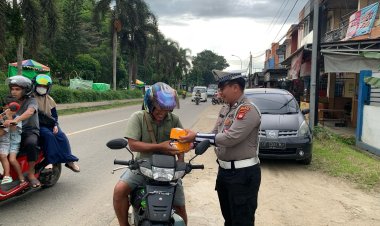 Berbagi Berkah Ramadhan, Polres Bengkayang Bagikan Takjil Gratis Kepada Pengguna Jalan