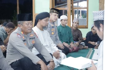 Kapolres Ketapang dan Warga Desa Kali Nilam Laksanakan Sholat Subuh Berjamaah dan Tadarus Al-Qur’an