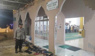 Personel Polsek Kuala Behe Laksanakan Pengamanan Shalat Tarawih 