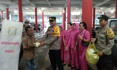 Kapolsek Ngabang Bersama Ibu Bhayangkari Membagikan Takjil Untuk Warga Ngabang