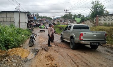 Polisi Bantu Kelancaran Lalu Lintas di Jalan Rusak Warga Apresiasi