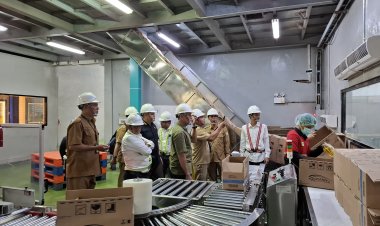 Pengecekan Produksi Minyak Goreng Jenis Minyak Kita di PT. Wilmar Cahaya Indonesia Tbk