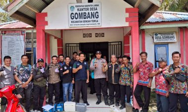 Polsek Sengah Temila dan petugas DKP3 Landak Vaksinasi Rabies Hewan Peliharaan Warga