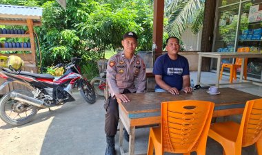 Sambangi Warga Yang Sedang Nongkrong Personel Polsek Kuala Behe Sampaikan Pesan Kamtibmas