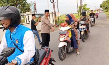 Kapolsek Tambelang Pimpin Langsung Pembagian Takjil Gratis Kepada Masyarakat Pengguna Jalan 