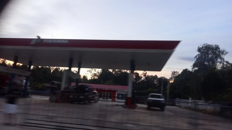 Di Duga SPBU Nomor 64.7870.004. Silat Hilir Jalan Lintas Selatan  Curang Dalam Pengisian Antrian