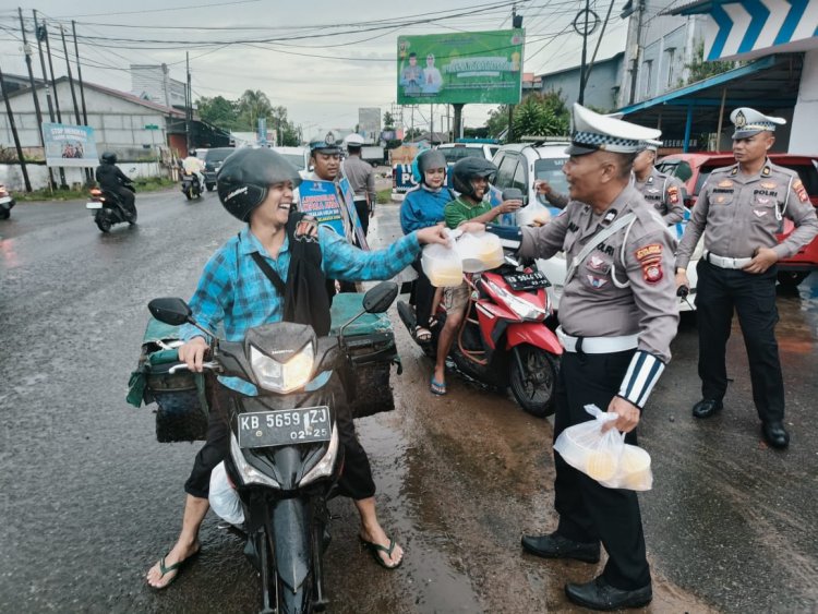Ramadhan Mubarak Polres Ketapang Berbagi Takjil Sembari Edukasi Keselamatan Berlalu Lintas