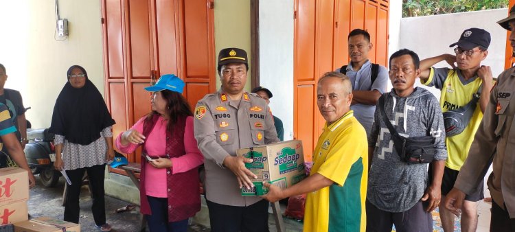 Bentuk Kepedulian Kapolsek Tambelang Berikan Bantuan Kepada Masyarakat Yang Terdampak Banjir