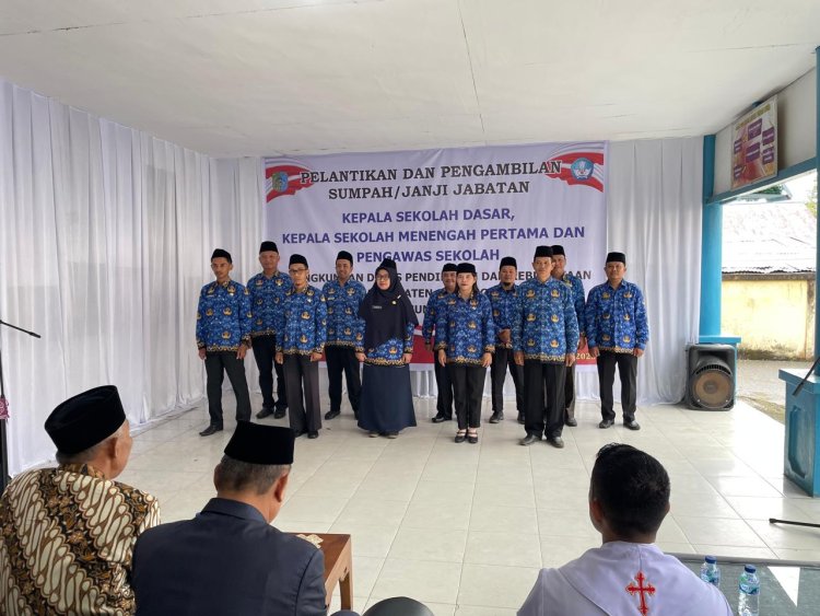 Yustinus Melantik 11 Pejabat Baru Dilingkungan Dinas Pendidikan Sintang. 