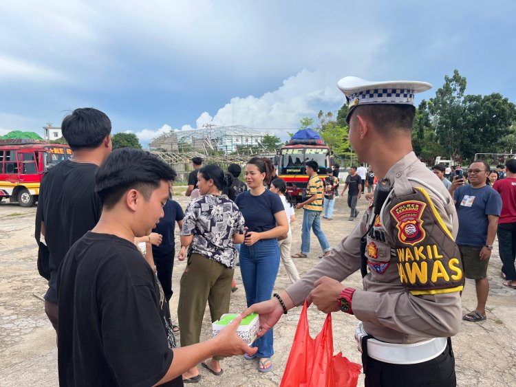 Polres Sekadau Berbagi Takjil di Rumah Betang Youth Center