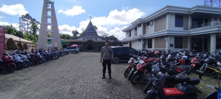 Berikan Rasa Aman Personel Polsek Mempawah Hulu laksanakan Pengamanan Ibadah Minggu