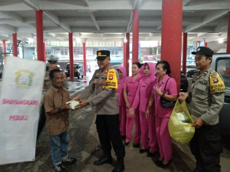 Kapolsek Ngabang Bersama Ibu Bhayangkari Membagikan Takjil Untuk Warga Ngabang