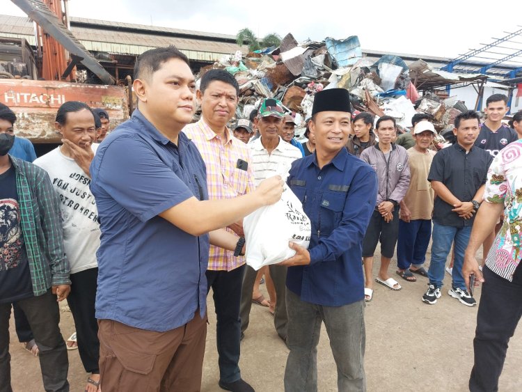 Polda Kalbar Salurkan 200 Paket Bansos Sembako Ramadhan untuk Buruh Bongkar Muat
