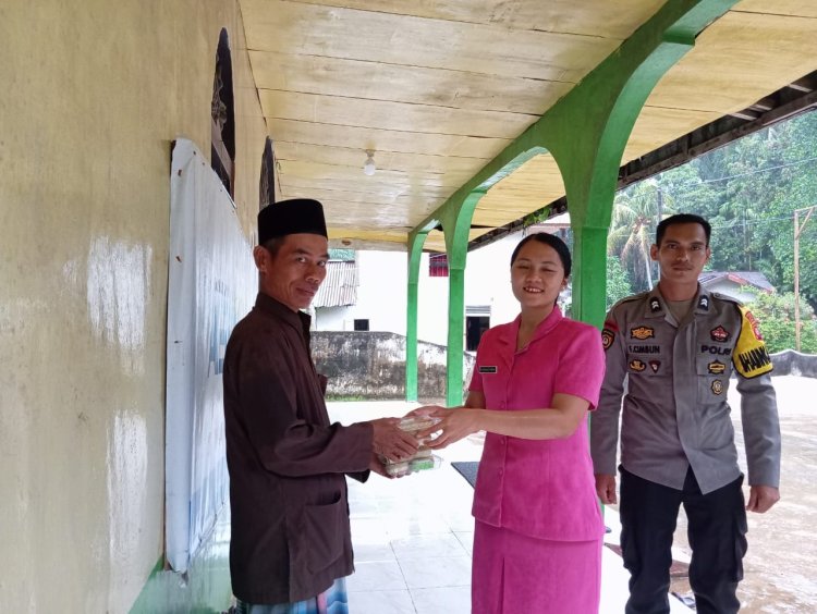 Bhayangkari Ranting Sebangki Berbagi Takjil Wujud Kepedulian di Bulan Ramadhan