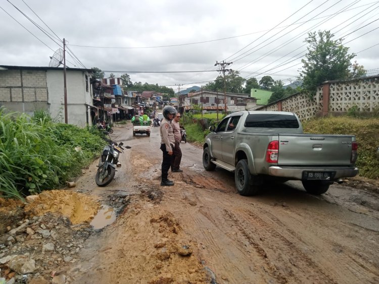 Polisi Bantu Kelancaran Lalu Lintas di Jalan Rusak Warga Apresiasi