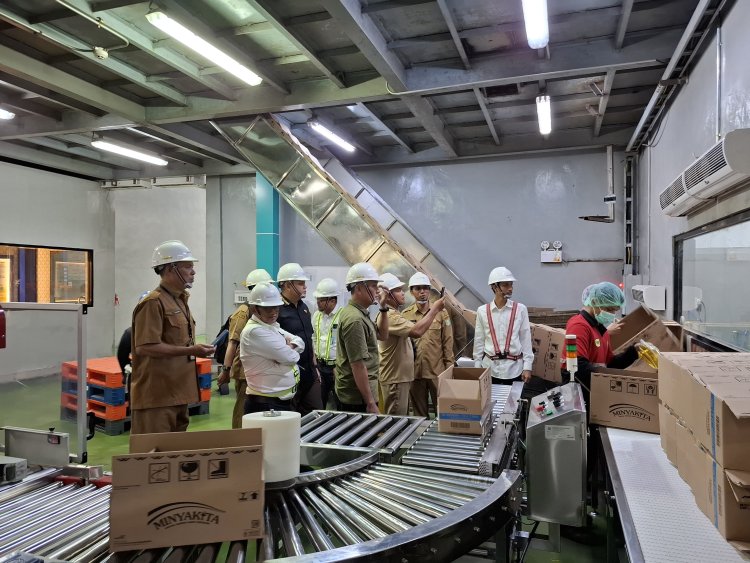 Pengecekan Produksi Minyak Goreng Jenis Minyak Kita di PT. Wilmar Cahaya Indonesia Tbk