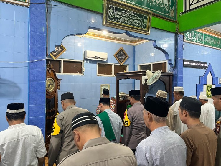 Tingkatkan Keimanan, Kapolres Landak Tarawih Berjamaah dan Berikan Himbauan Kamtibmas