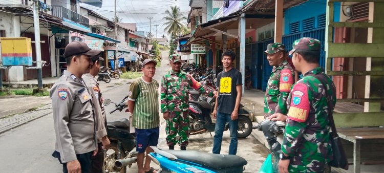 Personil Polsek dan Koramil Kota Baru Sama-sama Menghimbau Kamtibmas di Pasar Kota Baru