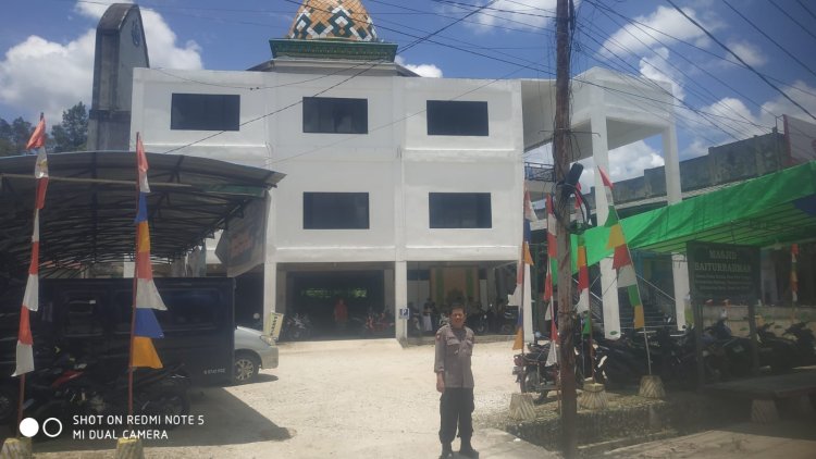 Untuk Memastikan Situasi Kondusif Polsek Ngabang Lakukan Pengamanan Shalat Jumat