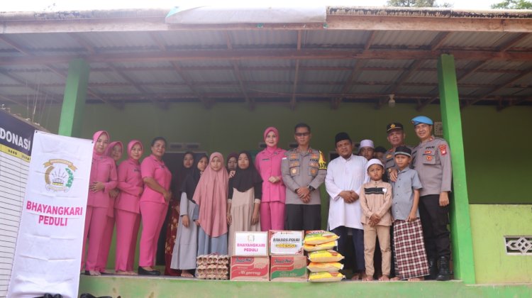 Kapolres Bengkayang dan Bhayangkari Santuni Anak Panti Asuhan Berbagi Kebahagiaan di Bulan Ramadhan