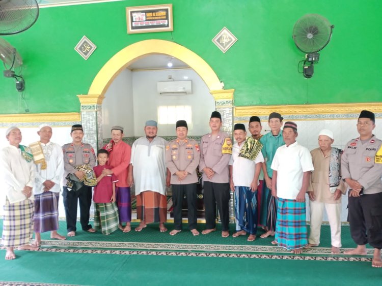 Dalam Melaksanakan Sholat Jum'at Berjamaah, Kapolsek Tambelang Sampaikan Pesan Kamtibmas Kepada Masyarakat 