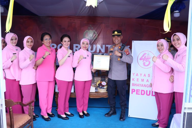 Bhayangkari Peduli Polda Kalbar Kunjungi Pos OPS Ketupat Kapuas 2025 Dan Bagi Takjil Kepada Para Pengendara